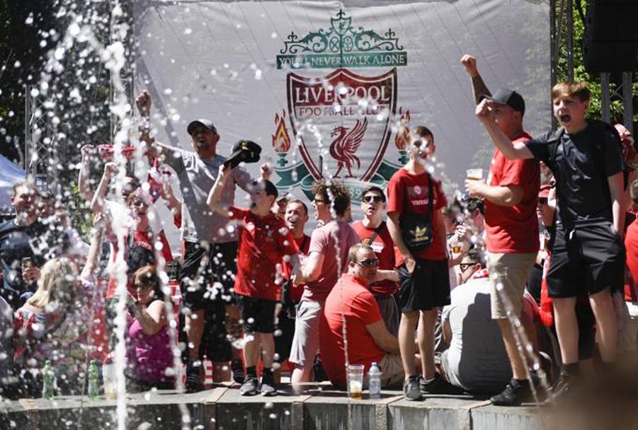Tifosi del Liverpool si rifocillano davanti ad una fonbtana a Kiev prima della finale di Champions col Real. Ap